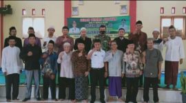 Kepala Pekon Talang Sepuh, Purwanto bersama para sesepuh berfoto bersama. Foto: Dokumentasi Pekon Talang Sepuh