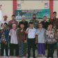 Kepala Pekon Talang Sepuh, Purwanto bersama para sesepuh berfoto bersama. Foto: Dokumentasi Pekon Talang Sepuh