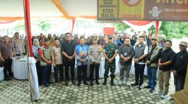 Kapolres Tulang Bawang Barat, Ndaru Istimawan tinjau proses pelipatan surat suara Pemilu 2024 di gudang KPU Tubaba pada Sabtu (6/1/2024). Foto: Andi Rahman, Kabar Indonesia.