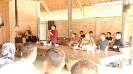 Pj Bupati Tulang Bawang Barat M. Firsada, Ketua Bapanas RI Aris Prasetyo Adi, dan Ketua Umum Gerakan Satmakura Lampung Mochtar Sani hari dalam Mix Corporate Farming di Tiyuh Karta, Kecamatan Tulang Bawang Udik, Tubaba dalam Mix Corporate Farming pada Sabtu (6/1/2024). Foto: Andi Rahman, Kabar Indonesia.