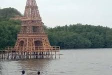 Miniatur Menara Eiffel yang terbuat dari bambu di Ekowisata Cuku Nyinyi, Desa Sidodadi, Kecamatan Teluk Pandan, Kabupaten Pesawaran, Provinsi Lampung. Foto: Keliling Lampung