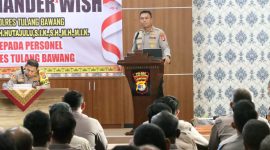 Kapolres Tulang Bawang AKBP James H Hutajulu menyampaikan Commander Wish kepada seluruh anggota Polres Tulang Bawang pada Sabtu (6/1/2024). Foto: Ali Rahman, Kabar Indonesia.