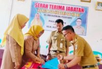 Serah terima jabatan Kepala Sekolah SD Negeri 66 Krui dari Paulina pada Ulul Azmi dilakukan pada Senin (8/2/2024). Foto: Joni Irawan, Kabar Indonesia.