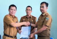 Pj Sekkab Pesisir Barat Jon Edwar menyaksikan sertijab Kepala Dinas Kesehatan Pesisir Barat dari Tedi Zadmiko ke Suryadi pada Senin (8/1/2024). Foto: Joni Irawan, Kabar Indonesia.