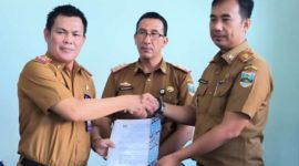 Pj Sekkab Pesisir Barat Jon Edwar menyaksikan sertijab Kepala Dinas Kesehatan Pesisir Barat dari Tedi Zadmiko ke Suryadi pada Senin (8/1/2024). Foto: Joni Irawan, Kabar Indonesia.