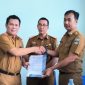 Pj Sekkab Pesisir Barat Jon Edwar menyaksikan sertijab Kepala Dinas Kesehatan Pesisir Barat dari Tedi Zadmiko ke Suryadi pada Senin (8/1/2024). Foto: Joni Irawan, Kabar Indonesia.