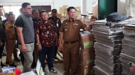 Pj Bupati Tulang Bawang Barat M. Firsada dan jajaran meninjau pelipatan surat suara Pemilu 2024 di gudang logistik KPU Tuba Barat pada Selasa (9/1/2024). Foto: Andi Rahman