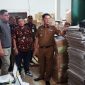 Pj Bupati Tulang Bawang Barat M. Firsada dan jajaran meninjau pelipatan surat suara Pemilu 2024 di gudang logistik KPU Tuba Barat pada Selasa (9/1/2024). Foto: Andi Rahman