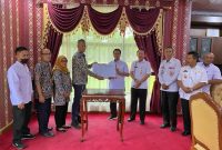 Pj Bupati Lampung Barat, Nukman menerima berita acara dana hibah Barang Milik Negara (BMN) dari Kementerian PUPR sebesar Rp. 21 miliar lebih yang diserahkan oleh Kepala Satker Balai Sarana Permukiman Wilayah Lampung, Achmad Irwan Kusuma di Liwa pada Rabu (10/1/2024). Foto: Haeruel Abadi, Kabar Indonesia.