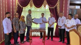 Pj Bupati Lampung Barat, Nukman menerima berita acara dana hibah Barang Milik Negara (BMN) dari Kementerian PUPR sebesar Rp. 21 miliar lebih yang diserahkan oleh Kepala Satker Balai Sarana Permukiman Wilayah Lampung, Achmad Irwan Kusuma di Liwa pada Rabu (10/1/2024). Foto: Haeruel Abadi, Kabar Indonesia.