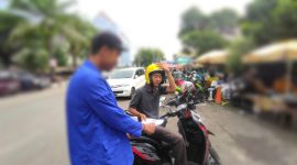 Mahasiswa dari 899 kampus di Indonesia bagikan selebaran anti politik dinasti dan anti pelanggaran HAM pada Kamis (10/1/2024). Foto: Rizky Pratama Saputra, Kabar Indonesia