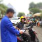 Mahasiswa dari 899 kampus di Indonesia bagikan selebaran anti politik dinasti dan anti pelanggaran HAM pada Kamis (10/1/2024). Foto: Rizky Pratama Saputra, Kabar Indonesia