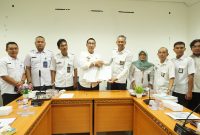 Pj. Sekdakab Pesisir Barat, Jon Edwar hadiri penandatanganan BAST Naskah Hibah Rehabilitasi dan Renovasi 4 sekolah pada Kamis (11/1/2024). Foto: Joni Irawan, Kabar Indonesia.