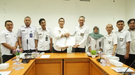 Pj. Sekdakab Pesisir Barat, Jon Edwar hadiri penandatanganan BAST Naskah Hibah Rehabilitasi dan Renovasi 4 sekolah pada Kamis (11/1/2024). Foto: Joni Irawan, Kabar Indonesia.