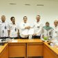 Pj. Sekdakab Pesisir Barat, Jon Edwar hadiri penandatanganan BAST Naskah Hibah Rehabilitasi dan Renovasi 4 sekolah pada Kamis (11/1/2024). Foto: Joni Irawan, Kabar Indonesia.