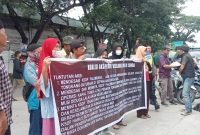 Puluhan massa yang menamakan diri Koalisi Gerakan Penyelamat Lingkungan (KGPL) melakukan aksi damai di depan Kantor KSOP Palembang pada Jum'at (12/1/2024). Foto: RPS, Kabar Indonesia.