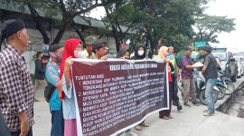Puluhan massa yang menamakan diri Koalisi Gerakan Penyelamat Lingkungan (KGPL) melakukan aksi damai di depan Kantor KSOP Palembang pada Jum'at (12/1/2024). Foto: RPS, Kabar Indonesia.