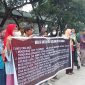 Puluhan massa yang menamakan diri Koalisi Gerakan Penyelamat Lingkungan (KGPL) melakukan aksi damai di depan Kantor KSOP Palembang pada Jum'at (12/1/2024). Foto: RPS, Kabar Indonesia.