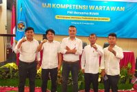 Lima wartawan asal Lampung Barat yang berhasil dinyatakan kompeten berfoto bersama. Foto: anonim