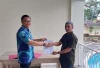 Kepala BPSKL Wilayah Sumatera, Apri Dwi Sumarah menyerahkan dokumen Rencana Kelola Hutan Desa kepada salah satu perwakilan Lembaga Pengelola Hutan Desa (LPHD) di Kabupaten Merangin pada Jum'at (12/1/2024). Foto: Molly, Kabar Indonesia.