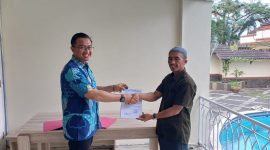 Kepala BPSKL Wilayah Sumatera, Apri Dwi Sumarah menyerahkan dokumen Rencana Kelola Hutan Desa kepada salah satu perwakilan Lembaga Pengelola Hutan Desa (LPHD) di Kabupaten Merangin pada Jum'at (12/1/2024). Foto: Molly, Kabar Indonesia.