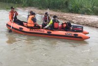 Polsek Tulang Bawang Tengah, Polres Tulang Bawang Barat bersama tim gabungan menyisir Sungai Wonokerto untuk mencari korban tenggelam atas nama Andre pada Sabtu (13/1/2024). Foto: Andi Rahman, Kabarindonesia.co