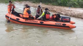 Polsek Tulang Bawang Tengah, Polres Tulang Bawang Barat bersama tim gabungan menyisir Sungai Wonokerto untuk mencari korban tenggelam atas nama Andre pada Sabtu (13/1/2024). Foto: Andi Rahman, Kabarindonesia.co
