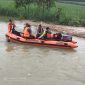 Polsek Tulang Bawang Tengah, Polres Tulang Bawang Barat bersama tim gabungan menyisir Sungai Wonokerto untuk mencari korban tenggelam atas nama Andre pada Sabtu (13/1/2024). Foto: Andi Rahman, Kabarindonesia.co