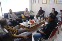 Kapolres Tulang Bawang AKBP James H. Hutajulu menyambangi Kantor Kejari Tulang Bawang dan disambut oleh Kejari Freddy Muskita pada Jum'at (12/1/2024). Foto: Humas Polres Tulang Bawang
