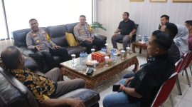 Kapolres Tulang Bawang AKBP James H. Hutajulu menyambangi Kantor Kejari Tulang Bawang dan disambut oleh Kejari Freddy Muskita pada Jum'at (12/1/2024). Foto: Humas Polres Tulang Bawang