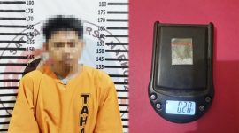 MA (31) warga Kelurahan Bandarjaya Timur ditangkap petugas Polres Tulang Bawang karena membawa sabu dalam kotak rokok pada Rabu (10/1/2024). Foto: Humas Polres Tulang Bawang