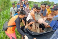 Tim SAR berhasil menemukan jasad Andre Sebastiyan (16) yang tenggelam di Sungai Kali Miring, Tiyuh Wonokerto, Tulang Bawang Barat pada Sabtu (13/1/2024). Foto: Andi Rahman, Kabarindonesia.co