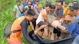 Tim SAR berhasil menemukan jasad Andre Sebastiyan (16) yang tenggelam di Sungai Kali Miring, Tiyuh Wonokerto, Tulang Bawang Barat pada Sabtu (13/1/2024). Foto: Andi Rahman, Kabarindonesia.co