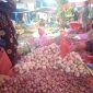 Curah hujan yang tinggi menyebabkan suasana Pasar Sampot, Pekon Padang Cahya, Kecamatan Balik Bukit, Kabupaten Lampung Barat yang sepi dari pembeli dan menyebab omset pedagang menurun drastis pada Jum'at (13/1/2024). Foto: Haeruel Abadi, Kabarindonesia.co