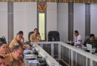 Pj. Bupati Lampung Barat, Nukman pimpin jajaran Pemkab Lampung Barat ikuti Rapat Pengendalian Inflasi Nasional secara virtual dari Ruang Rapat Pesagi pada Senin (15/1/2024). Foto: Haeruel Abadi, Kabarindonesia.co