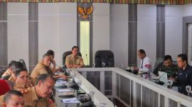Pj. Bupati Lampung Barat, Nukman pimpin jajaran Pemkab Lampung Barat ikuti Rapat Pengendalian Inflasi Nasional secara virtual dari Ruang Rapat Pesagi pada Senin (15/1/2024). Foto: Haeruel Abadi, Kabarindonesia.co