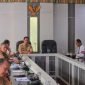Pj. Bupati Lampung Barat, Nukman pimpin jajaran Pemkab Lampung Barat ikuti Rapat Pengendalian Inflasi Nasional secara virtual dari Ruang Rapat Pesagi pada Senin (15/1/2024). Foto: Haeruel Abadi, Kabarindonesia.co