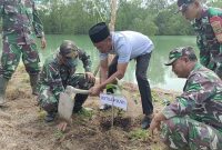Ketua P3UWL, Danramil, dan anggota Koramil 0426-03 Rawajitu melakukan penanaman bibit pohon. Foto: Nafian Faiz, Kabarindonesia.co