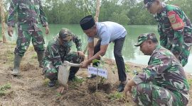Ketua P3UWL, Danramil, dan anggota Koramil 0426-03 Rawajitu melakukan penanaman bibit pohon. Foto: Nafian Faiz, Kabarindonesia.co