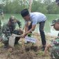 Ketua P3UWL, Danramil, dan anggota Koramil 0426-03 Rawajitu melakukan penanaman bibit pohon. Foto: Nafian Faiz, Kabarindonesia.co