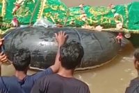 Warga Pekon Pemerihan, Kecamatan Bengkunat, Kabupaten Pesisir Barat bertaruh nyawa menyeberangi Sungai Pemerihan untuk menguburkan warga yang meninggal pada Selasa (16/1/2024) pagi. Tangkapan Layar: Joni Irawan