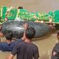 Warga Pekon Pemerihan, Kecamatan Bengkunat, Kabupaten Pesisir Barat bertaruh nyawa menyeberangi Sungai Pemerihan untuk menguburkan warga yang meninggal pada Selasa (16/1/2024) pagi. Tangkapan Layar: Joni Irawan