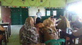 Nafian Faiz, pegiat jurnalis warga memberikan materi dalam pelatihan dasar penulisan publikasi bagi guru di SDN 1 Rawajitu Timur dan SMPN Satap Rawajitu Timur pada Selasa (16/1/2024). Foto: Nafian Faiz, Kabarindonesia.co