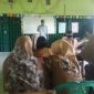 Nafian Faiz, pegiat jurnalis warga memberikan materi dalam pelatihan dasar penulisan publikasi bagi guru di SDN 1 Rawajitu Timur dan SMPN Satap Rawajitu Timur pada Selasa (16/1/2024). Foto: Nafian Faiz, Kabarindonesia.co
