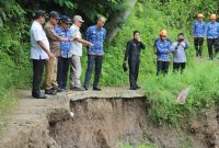 Pj. Bupati Lampung Barat Nukman dan jajarannya meninjau irigasi rusak di Pekon Buay Nyerupa, Kecamatan Sukau, Kabupaten Lampung pada Rabu (17/1/2024). Foto: Haeruel Abadi, Kabarindonesia.co