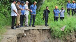 Pj. Bupati Lampung Barat Nukman dan jajarannya meninjau irigasi rusak di Pekon Buay Nyerupa, Kecamatan Sukau, Kabupaten Lampung pada Rabu (17/1/2024). Foto: Haeruel Abadi, Kabarindonesia.co