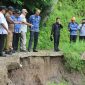 Pj. Bupati Lampung Barat Nukman dan jajarannya meninjau irigasi rusak di Pekon Buay Nyerupa, Kecamatan Sukau, Kabupaten Lampung pada Rabu (17/1/2024). Foto: Haeruel Abadi, Kabarindonesia.co