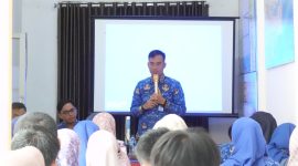 Plt. Kepala Dinas Kesehatan Kabupaten Pesisir Barat, Suryadi sedang menyampaikan sambutan pada hari kedua bimtek dan pembinaan terpadu terhadap tenaga kesehatan di Puskemas Way Krui Rabu (17/1/2023). Foto: Joni Irawan, Kabarindonesia.co