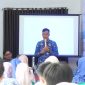 Plt. Kepala Dinas Kesehatan Kabupaten Pesisir Barat, Suryadi sedang menyampaikan sambutan pada hari kedua bimtek dan pembinaan terpadu terhadap tenaga kesehatan di Puskemas Way Krui Rabu (17/1/2023). Foto: Joni Irawan, Kabarindonesia.co