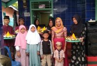 Salah satu trah keluarga Fatmawati Sukarno di Krui, Hodijah melakukan yasinan dan do'a bersama dalam rangka HUT PDI Perjuangan dan minta dukungan pencalonan dirinya dalam pileg 2024. Foto: Joni Irawan, Kabar Indonesia